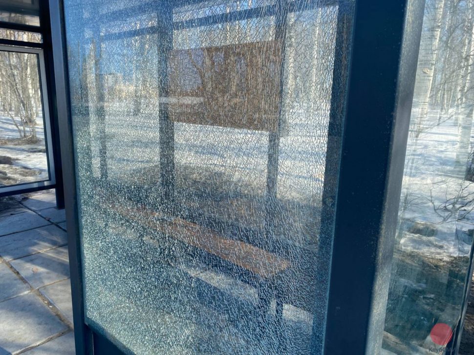 В Северодвинске у новой остановки разбили стекло